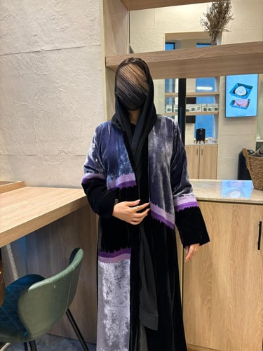 عباية بليزر بقماش مخمل كوري وتطريز يدوي فخم