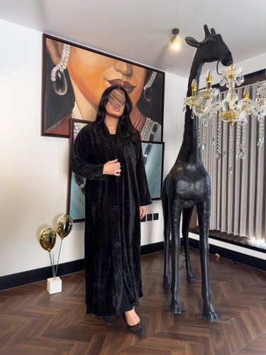 عبايه نوال بقماش شامواه الاميره مع ديزاين كرستال