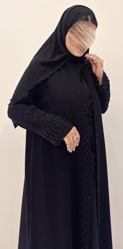 عبايه امينه بقماش ناعم بشك يدوي