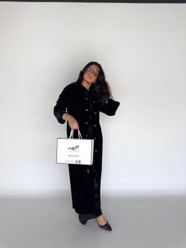 عبايه سحاري بقماش مخمل كوري مخرم من الامام مع كرست...