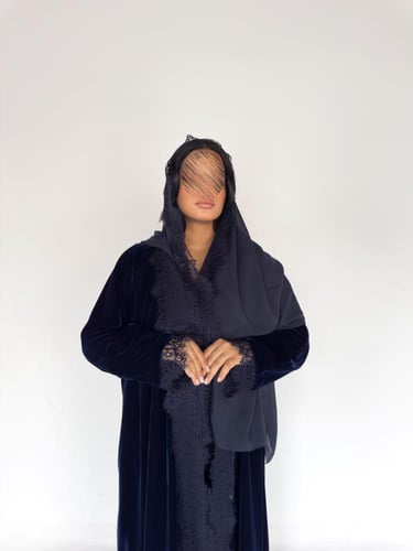 عبايه شوق مخمل كوري كلوش مع كلفة دانتل