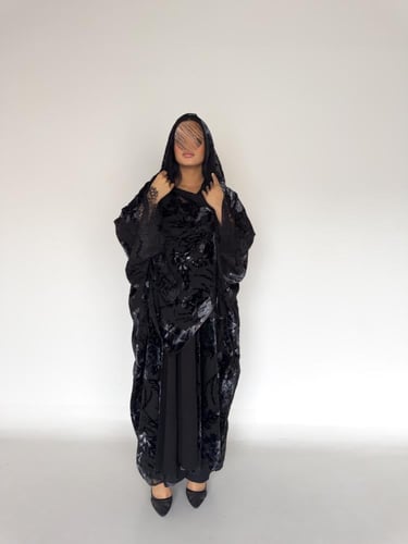 عبايه لين بقماش مخمل طباعه على شيفون ودانتل