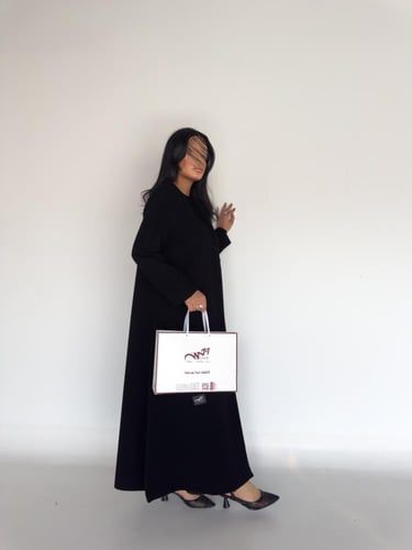 عبايه بليزر اثير مبطن مع دقة خياط بالصدر بتصميم حد...