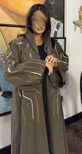 عبايه لارا كلوش بقماش حرير مغسول وبتطريز يدوي فخم