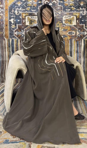 عبايه لارا كلوش بقماش حرير مغسول وبتطريز يدوي فخم