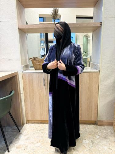 عباية بليزر بقماش مخمل كوري وتطريز يدوي فخم