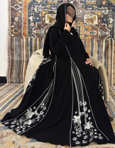 عبايه وديان بقماش كريب وكسرات بتطريز كمبيوتر