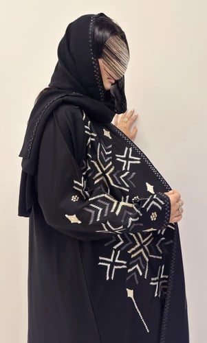 عبايه سلوى كلوش بقماش ناعم بتطريز كمبيوتر