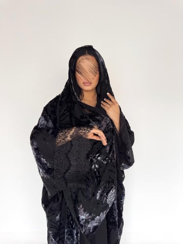 عبايه لين بقماش مخمل طباعه على شيفون ودانتل