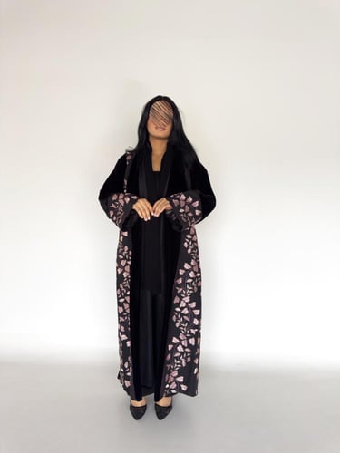 عبايه هبه مخمل كوري بقصة كلوش مع تطريز كمبيوتر