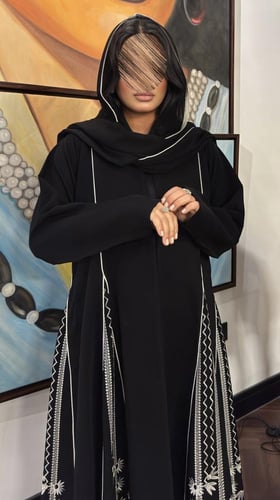 عبايه وديان بقماش كريب وكسرات بتطريز كمبيوتر