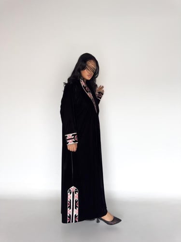 عبايه رحاب بقماش مخمل مع كلفة تطريز فخم