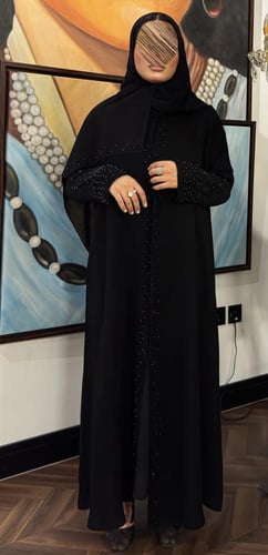 عبايه امينه بقماش ناعم بشك يدوي