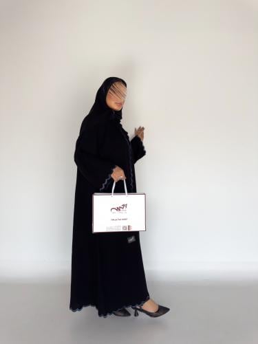 عبايه تخريم من الامام بقماش سيراميك ناعم