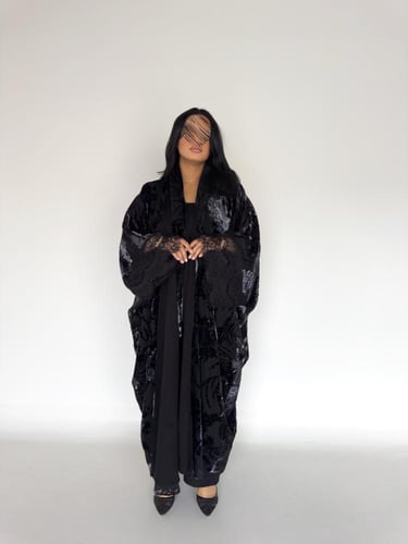 عبايه لين بقماش مخمل طباعه على شيفون ودانتل