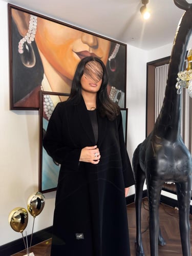 عبايه بليزر بقماش سيراميك اندنوسي بدقة خيط بصدر