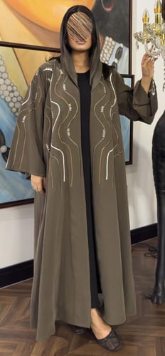 عبايه لارا كلوش بقماش حرير مغسول وبتطريز يدوي فخم