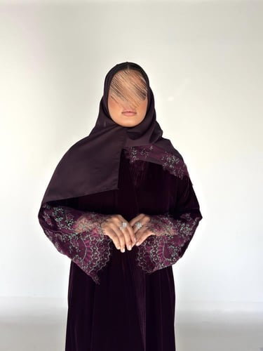 عبايه سرايا بقماش مخمل كوري مع دانتل طباعه بالكم و...