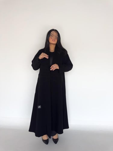 عبايه بليزر بقماش سيراميك اندنوسي بدقة خيط بصدر