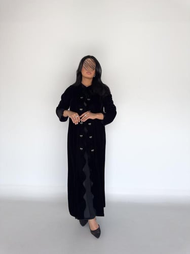 عبايه سحاري بقماش مخمل كوري مخرم من الامام مع كرست...