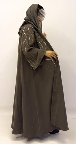 عبايه لارا كلوش بقماش حرير مغسول وبتطريز يدوي فخم