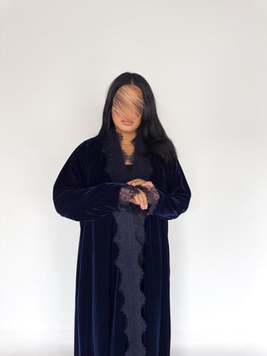 عبايه شوق مخمل كوري كلوش مع كلفة دانتل