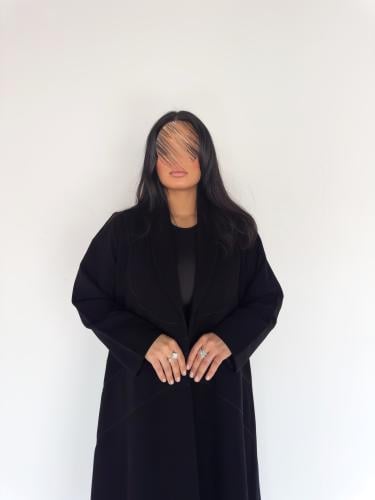 عبايه بليزر بقماش سيراميك اندنوسي بدقة خيط بصدر