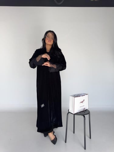 عبايه سرايا بقماش مخمل كوري مع دانتل طباعه بالكم و...