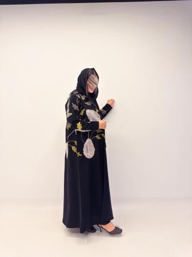 عبايه قمر بقماش كريب بتطريز كمبيوتر قصه كلوش