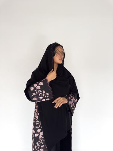 عبايه هبه مخمل كوري بقصة كلوش مع تطريز كمبيوتر