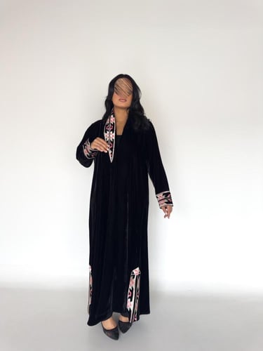 عبايه رحاب بقماش مخمل مع كلفة تطريز فخم