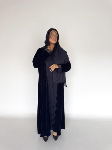 عبايه شوق مخمل كوري كلوش مع كلفة دانتل