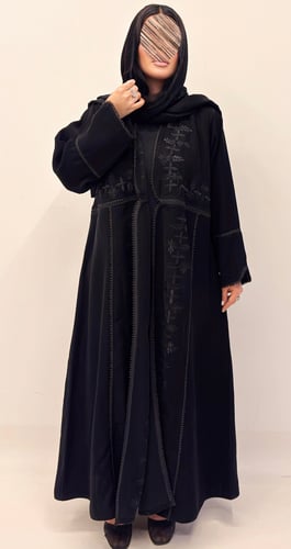 عبايه منار بقماش كريب بتطريز يدوي كامل قصة كلوش