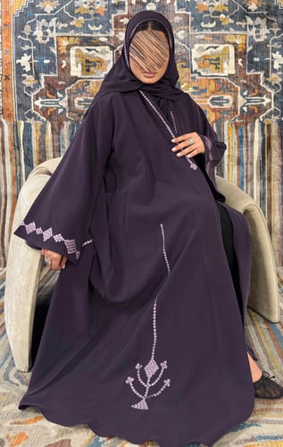 عبايه وجن كلوش بقماش حرير مغسول مع تطريز