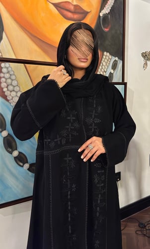 عبايه منار بقماش كريب بتطريز يدوي كامل قصة كلوش