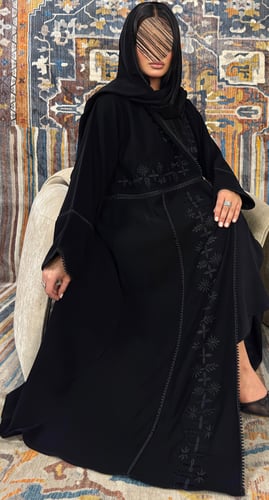 عبايه منار بقماش كريب بتطريز يدوي كامل قصة كلوش