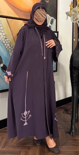 عبايه وجن كلوش بقماش حرير مغسول مع تطريز