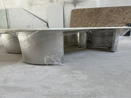 طاولات اونكس بقواعد حديد