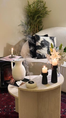 طاولة رخام ترافنتينو بتصميم دائري مدرجة