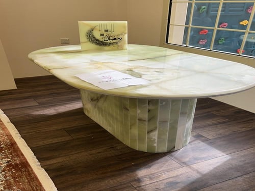 طقم مكون من ثلاث طاولات من الرخام الأونكس الطبيعي