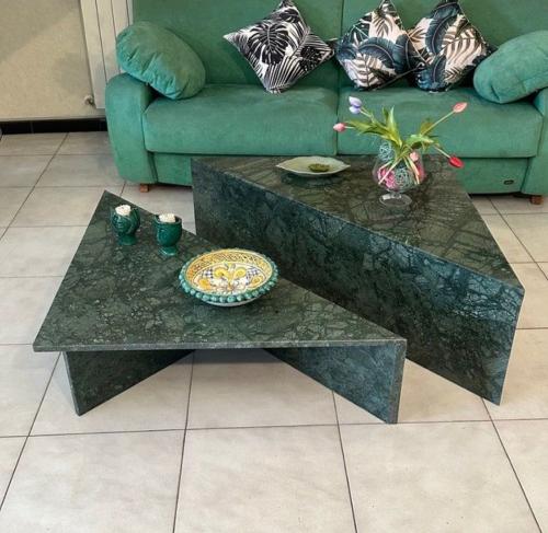 طاولة مدرجة رخام مكونة من 2 قطعة