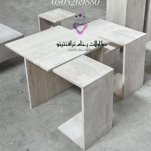 طاولة رخام مع الخدمة