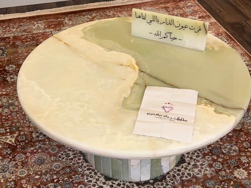 طقم مكون من ثلاث طاولات من الرخام الأونكس الطبيعي