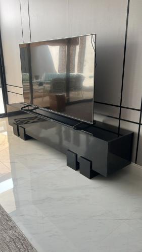 طاولة تلفزيون رخام اسود صناعي