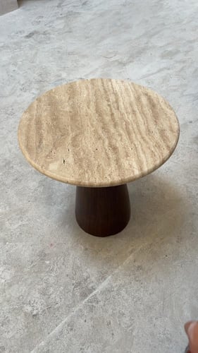 طاولة جانبية ترافنتينو بقاعدة خشبية