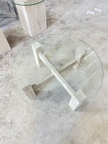 طاولة رخام وقزاز بتصميم انيق