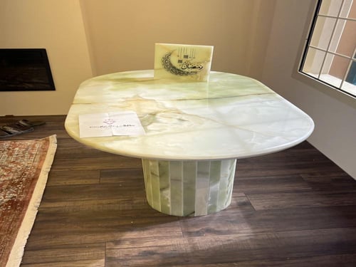 طقم مكون من ثلاث طاولات من الرخام الأونكس الطبيعي