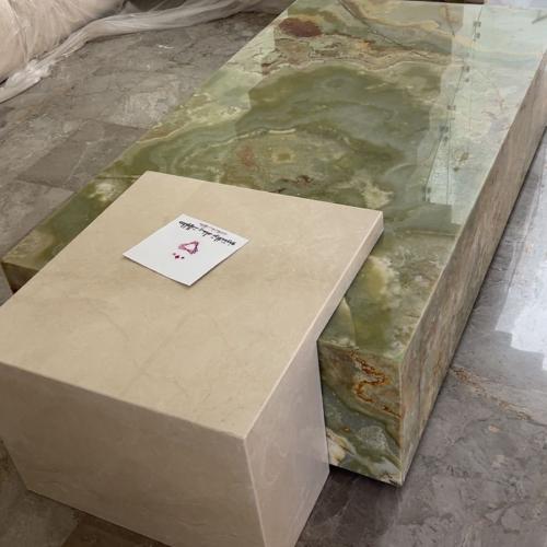 طاولة رخام اخضر أونكس مع تداخل الرخام البيج