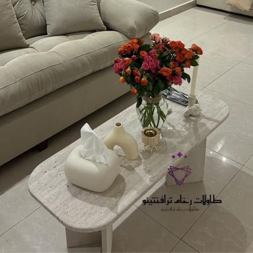 طاولة رخام متوسطة الحجم