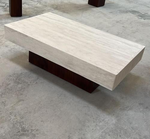 طاولة رخام ترافنتينو بقاعدة خشبية